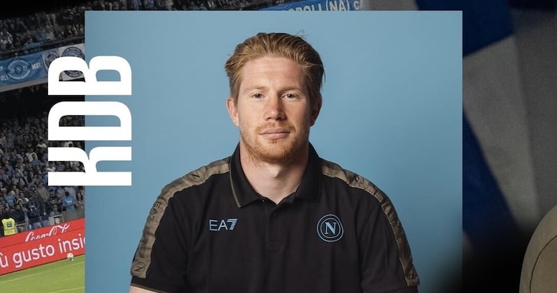 De Bruyne carica il Napoli, le prime parole ai tifosi: "Progetto giusto, mi impegnerò per vincere" 15 De Bruyne carica il Napoli, le prime parole ai tifosi: "Progetto giusto, mi impegnerò per vincere"
