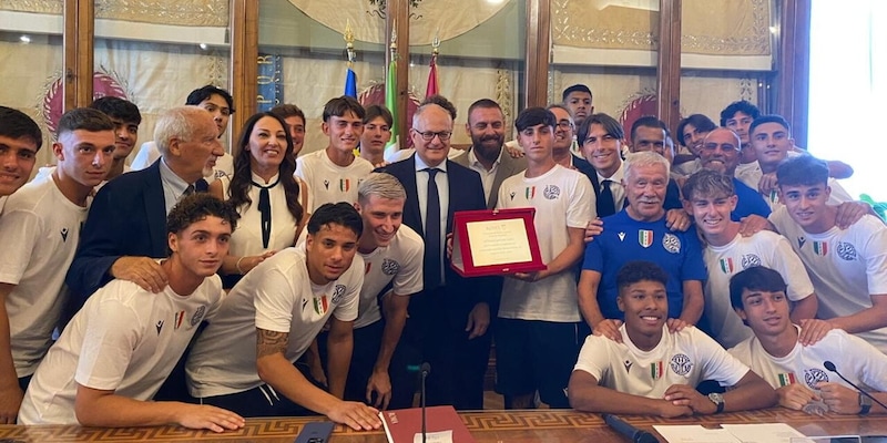 De Rossi premiato in Campidoglio con l'Ostiamare: "Saremo un sostegno per Roma e Lazio"