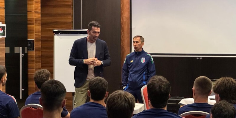 Buffon tifoso d'eccezione per l'Italia Under 21: "Vi chiedo passione e senso di appartenenza" 14 Buffon tifoso d'eccezione per l'Italia Under 21: "Vi chiedo passione e senso di appartenenza"