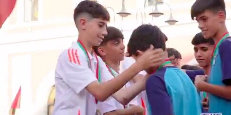 Lazio e Roma oltre la rivalità: i ragazzi si scambiano le medaglie 14 Lazio e Roma oltre la rivalità: i ragazzi si scambiano le medaglie