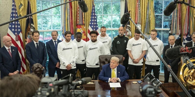 La Juve ricevuta da Trump alla Casa Bianca: Elkann, Tudor, Locatelli e compagni nello Studio Ovale