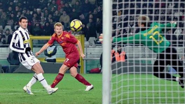 Riise stupisce ancora, che bordata da centrocampo. Anche Will Smith esulta