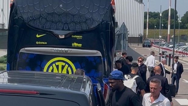 Testa bassa e in silenzio, il triste rientro dell'Inter. A Malpensa un solo tifoso: "Sono l'unico pirla"