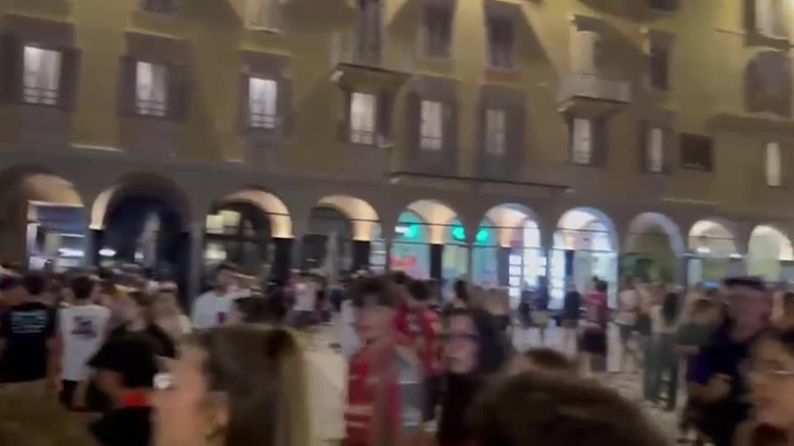 Cremonese in Serie A, è festa in città: spuntano cori e bandiere 15 Cremonese in Serie A, è festa in città: spuntano cori e bandiere