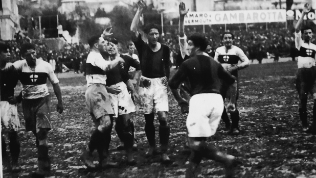 Botte, camicie nere, spari e uno spareggio segreto: cent'anni fa lo scudetto si assegnò così 15 Botte, camicie nere, spari e uno spareggio segreto: cent'anni fa lo scudetto si assegnò così