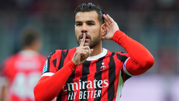 Tutto nacque a Ibiza: Zoe e Leao, gol scudetto, cani, liti e crisi. I 6 anni di Theo al Milan 1 Tutto nacque a Ibiza: Zoe e Leao, gol scudetto, cani, liti e crisi. I 6 anni di Theo al Milan