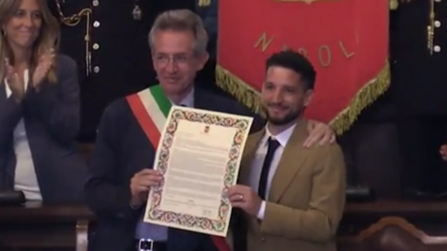 Mertens riceve la cittadinanza onoraria: "Napoli è casa mia. Ritiro? Ci penso..." 16 Mertens riceve la cittadinanza onoraria: "Napoli è casa mia. Ritiro? Ci penso..."