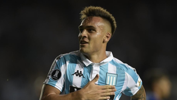Lautaro torna a casa: la visita ai giovani de La Academia del Racing. Con lui anche Milito