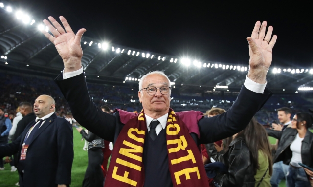 "Sapevamo che non ci avresti tradito": così i tifosi della Roma hanno riabbracciato Ranieri