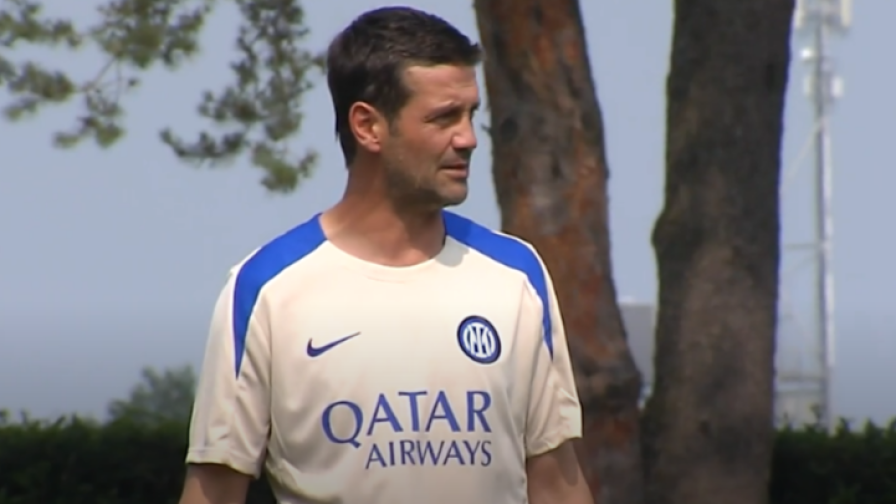 Sguardi concentrati e qualche richiamo: il primo allenamento di Chivu 15 Sguardi concentrati e qualche richiamo: il primo allenamento di Chivu