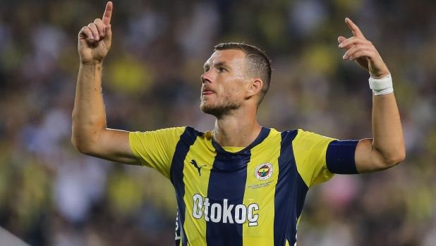 Dzeko è della Fiorentina, i dettagli dell'accordo. E Pioli studia la coppia con Kean 12 Dzeko è della Fiorentina, i dettagli dell'accordo. E Pioli studia la coppia con Kean