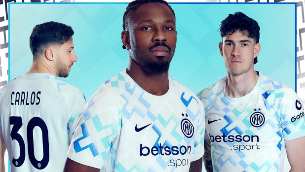 Inter, nuovo look al Mondiale: c'è l'esordio della seconda maglia ufficiale 2025-2026 15 Inter, nuovo look al Mondiale: c'è l'esordio della seconda maglia ufficiale 2025-2026
