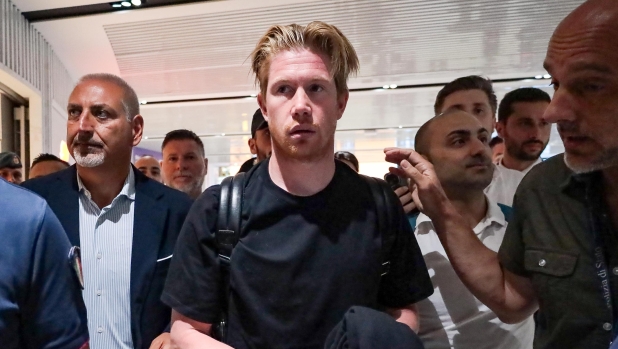 De Bruyne trasforma Roma in... Napoli. Visite mediche a Villa Stuart tra il delirio dei tifosi 16 De Bruyne trasforma Roma in... Napoli. Visite mediche a Villa Stuart tra il delirio dei tifosi