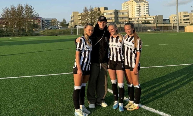 In attesa di conoscere il proprio futuro, Gudmundsson fa un pieno di pallone in famiglia 16 In attesa di conoscere il proprio futuro, Gudmundsson fa un pieno di pallone in famiglia