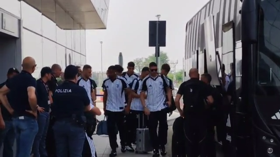 Juve, la partenza per gli Usa: sorrisi per Vlahovic e compagni 16 Juve, la partenza per gli Usa: sorrisi per Vlahovic e compagni
