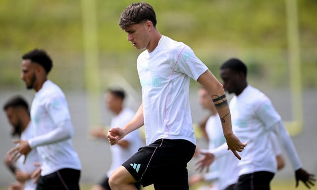 Savona: "Felice del rinnovo, voglio un gol al Mondiale". Kelly: "Qui per restare" 15 Savona: "Felice del rinnovo, voglio un gol al Mondiale". Kelly: "Qui per restare"