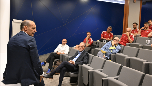 Allegri, lezione a Coverciano: in aula Fabregas, Pisacane, Hamsik e... il vice Landucci 14 Allegri, lezione a Coverciano: in aula Fabregas, Pisacane, Hamsik e... il vice Landucci