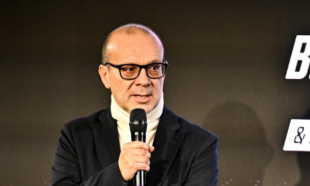 Scanavino: "Un orgoglio giocare il Mondiale per club". E regala all'ambasciata una maglia di Yildiz 16 Scanavino: "Un orgoglio giocare il Mondiale per club". E regala all'ambasciata una maglia di Yildiz