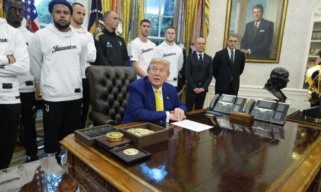 La Juve alla Casa Bianca: Tudor e i bianconeri ospiti di Trump nello Studio Ovale. Le foto 15 La Juve alla Casa Bianca: Tudor e i bianconeri ospiti di Trump nello Studio Ovale. Le foto