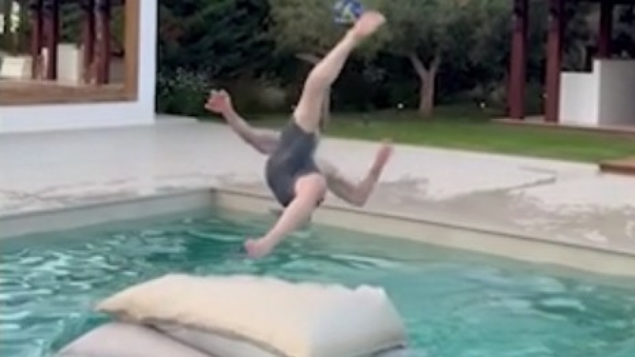 Ibra, rovesciata perfetta in piscina: che gol!