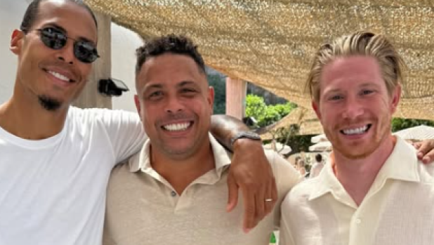 Incontro tra stelle: De Bruyne insieme a Van Dijk e Ronaldo il Fenomeno 1 Incontro tra stelle: De Bruyne insieme a Van Dijk e Ronaldo il Fenomeno