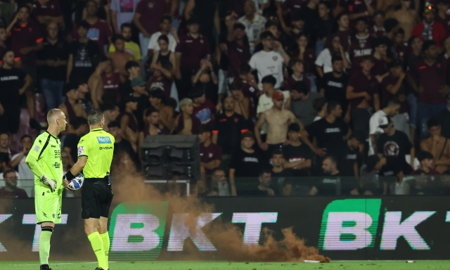 Caos a Salerno: lancio di petardi, fumogeni e seggiolini, sospesa la partita con la Samp