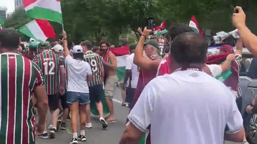 Inter, prepartita caldissimo: i tifosi del Fluminense si radunano sotto l'albergo dei nerazzurri 1 Inter, prepartita caldissimo: i tifosi del Fluminense si radunano sotto l'albergo dei nerazzurri