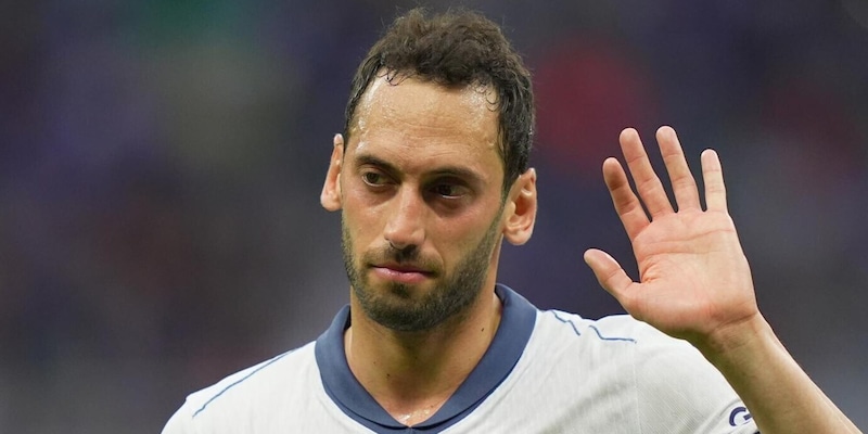 Calhanoglu, c’è l’ultimatum: l’Inter fissa la data di scadenza per la sua risposta sul futuro 1 Calhanoglu, c’è l’ultimatum: l’Inter fissa la data di scadenza per la sua risposta sul futuro