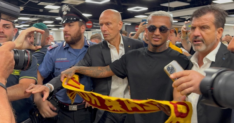 Roma, incredibile Wesley: l'arrivo a Fiumicino è uno show, oltre 100 tifosi all'alba 14 Roma, incredibile Wesley: l'arrivo a Fiumicino è uno show, oltre 100 tifosi all'alba