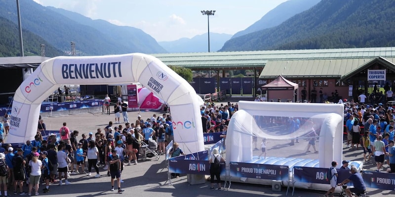 Tanto amore per il Napoli a Dimaro: oltre 5 mila tifosi per il ritiro azzurro 15 Tanto amore per il Napoli a Dimaro: oltre 5 mila tifosi per il ritiro azzurro