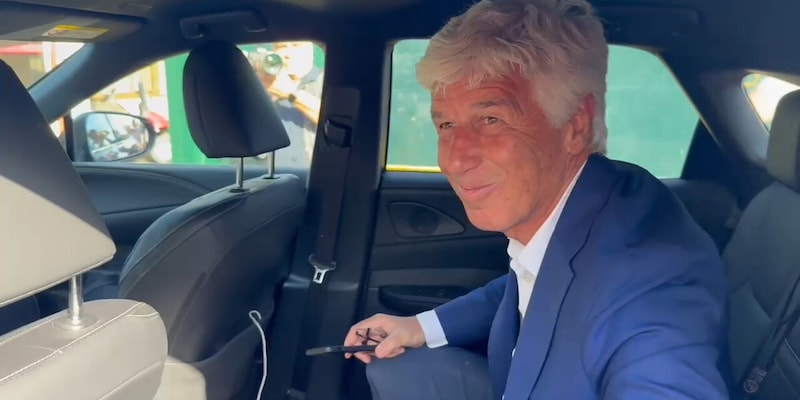 Roma, via al ritiro: Gasperini è arrivato a Trigoria tra l'entusiasmo dei tifosi