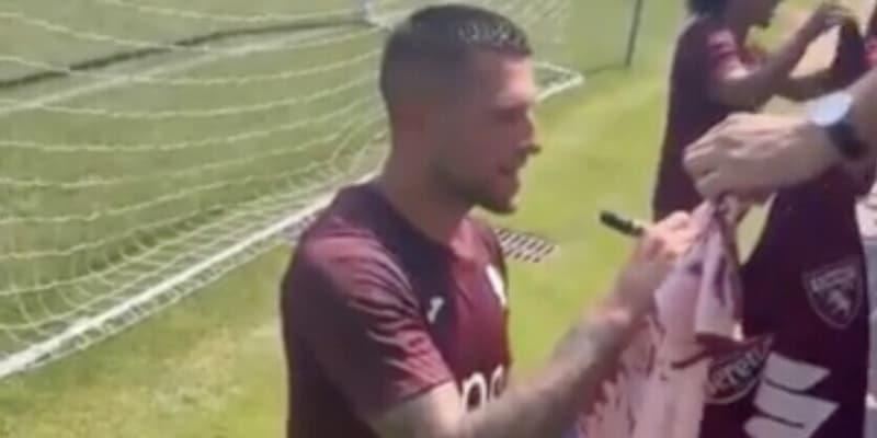 Biraghi, l'autogol con il piccolo tifoso Toro sul derby. Cairo contestato anche in ritiro