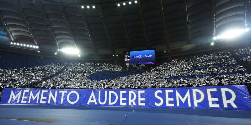 I tifosi restano accanto alla Lazio: il dato sugli abbonamenti dice tutto 15 I tifosi restano accanto alla Lazio: il dato sugli abbonamenti dice tutto