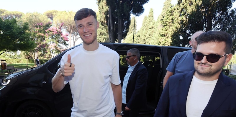 Napoli, ecco Beukema: l'arrivo a Villa Stuart per le visite mediche 14 Napoli, ecco Beukema: l'arrivo a Villa Stuart per le visite mediche