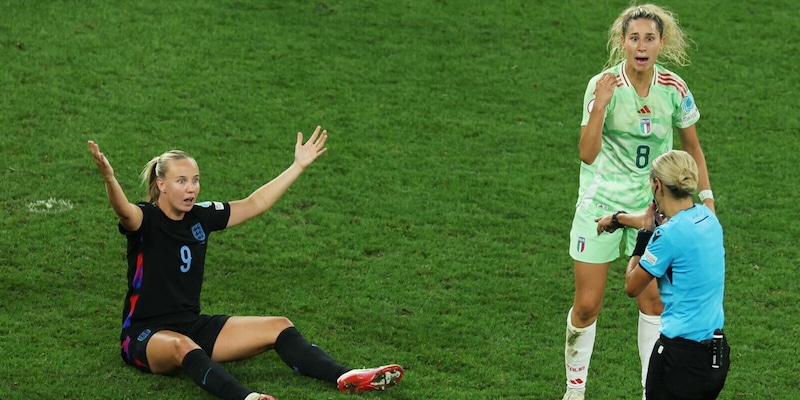 Moviola Italia femminile, arbitraggio disastroso: perché il rigore contro le azzurre non andava dato 14 Moviola Italia femminile, arbitraggio disastroso: perché il rigore contro le azzurre non andava dato