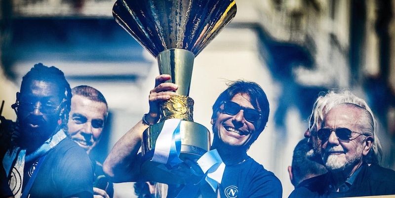 Un mercato super e la garanzia Conte: così il Napoli si sta attrezzando anche per l'Europa
15 Un mercato super e la garanzia Conte: così il Napoli si sta attrezzando anche per l'Europa