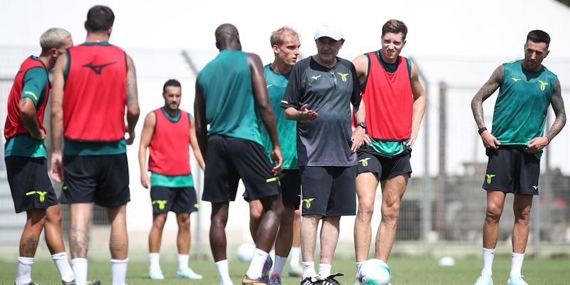 "Salire e scappare", ma non solo: le frasi di Sarri gridate alla Lazio in allenamento 14 "Salire e scappare", ma non solo: le frasi di Sarri gridate alla Lazio in allenamento