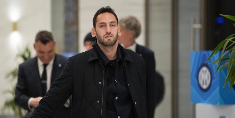 Calhanoglu spegne le voci: "Voglio restare all'Inter". Poi parla delle polemiche con Lautaro 14 Calhanoglu spegne le voci: "Voglio restare all'Inter". Poi parla delle polemiche con Lautaro