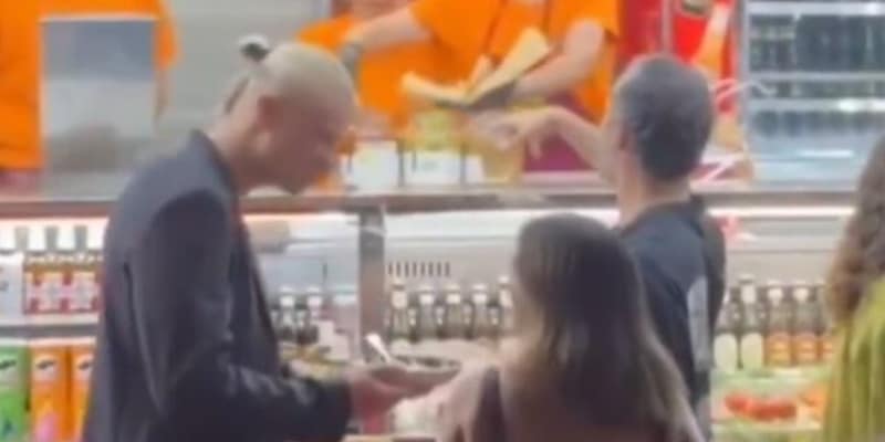 Haaland, dai gol ai… panini: a Roma si gode lo street food tra la gente 16 Haaland, dai gol ai… panini: a Roma si gode lo street food tra la gente