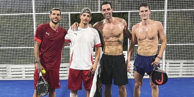 Pavard con Theo a Padel, tifosi Inter imbufaliti: "Qua la caviglia non ti fa male" 1 Pavard con Theo a Padel, tifosi Inter imbufaliti: "Qua la caviglia non ti fa male"