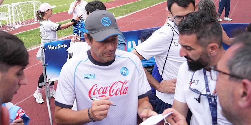 Festa Napoli diretta, Conte incontra i tifosi a Dimaro: segui la serata LIVE 16 Festa Napoli diretta, Conte incontra i tifosi a Dimaro: segui la serata LIVE