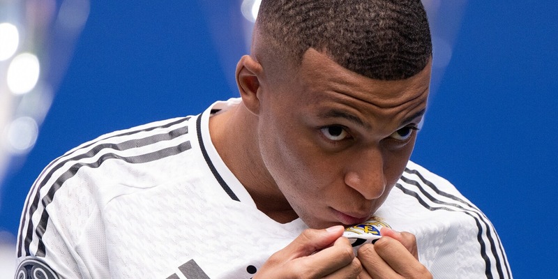 Dalla Spagna: "Mbappé non avrà il numero 9: sarà l'erede di Modric al Real Madrid" 16 Dalla Spagna: "Mbappé non avrà il numero 9: sarà l'erede di Modric al Real Madrid"