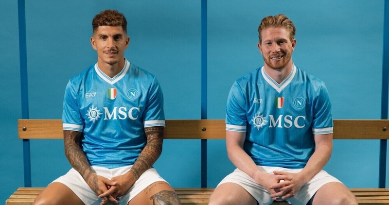 Il Napoli svela le nuove maglie per la stagione 2025/26: tutti i dettagli della prima e seconda divisa da gioco