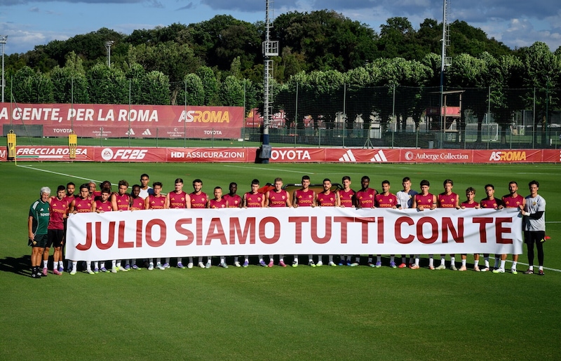 Roma, striscione a Trigoria per Julio Sergio: il messaggio della squadra dopo la morte del figlio Enzo
