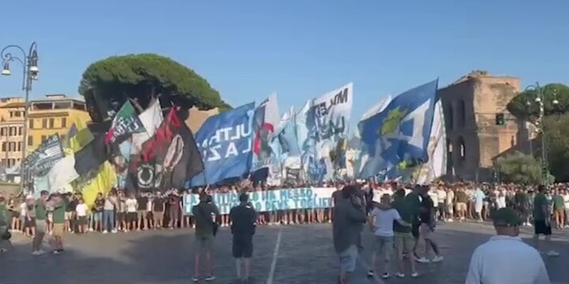 Lazio, i tifosi sfilano a Roma contro la proprietà 14 Lazio, i tifosi sfilano a Roma contro la proprietà