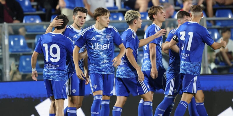 Como show, batte 3-0 l'Ajax e vince il quadrangolare: a segno Nico Paz 16 Como show, batte 3-0 l'Ajax e vince il quadrangolare: a segno Nico Paz