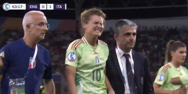 Girelli, dramma in campo: infortunio e lacrime, esce disperata durante Italia-Inghilterra 15 Girelli, dramma in campo: infortunio e lacrime, esce disperata durante Italia-Inghilterra