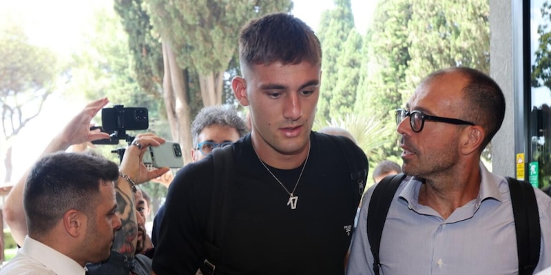 Lucca al Napoli: l'attaccante ha firmato il contratto nel ritiro di Dimaro 14 Lucca al Napoli: l'attaccante ha firmato il contratto nel ritiro di Dimaro