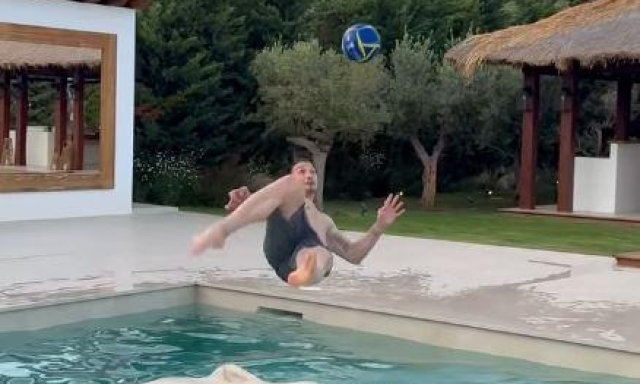 Rovesciate in piscina, vacanze e riunioni: la strana estate di Ibra (ma si diverte ancora?) 1 Rovesciate in piscina, vacanze e riunioni: la strana estate di Ibra (ma si diverte ancora?)