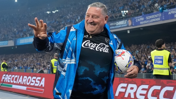 Starace, l'anima di Napoli: "Io, una Moka e quattro scudetti. E la notte in cui sollevai Diego..." 1 Starace, l'anima di Napoli: "Io, una Moka e quattro scudetti. E la notte in cui sollevai Diego..."